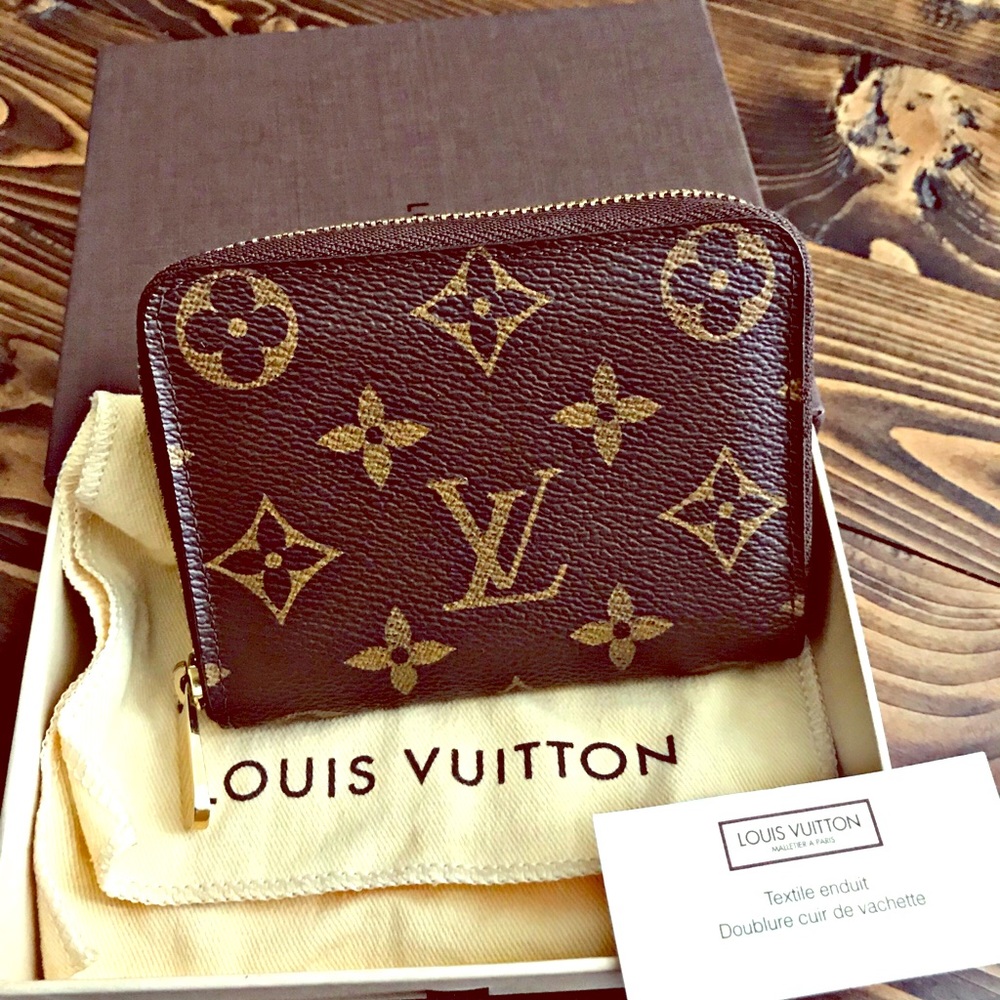 ♦️Authentic Louis Vuitton Zippy Coin Purse♦️